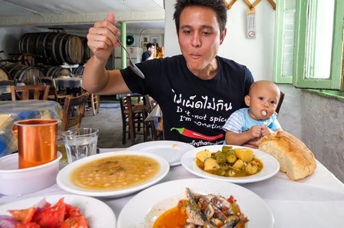 O Αμερικανός food blogger Mark Wiens ανακαλύπτει την αθηναϊκή κουζίνα και τρελαίνεται 