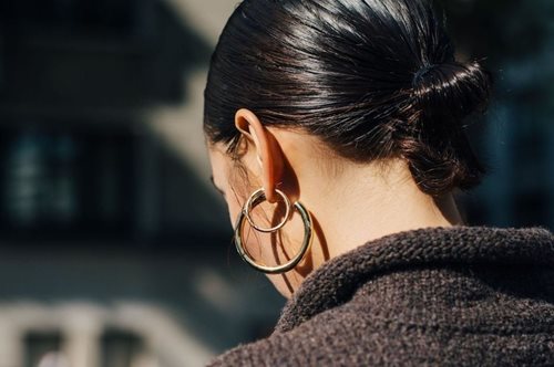 Αν δεν εντάξεις αυτό το αξεσουάρ στις καθημερινές σου εμφανίσεις, φέτος το χειμώνα, θα είσαι εκτός