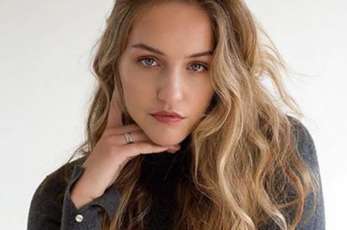 Γιατί τόση φασαρία ξαφνικά γύρω από την άγνωστη ξαδέλφη της Μπέλα και της Τζίτζι Χαντίντ;