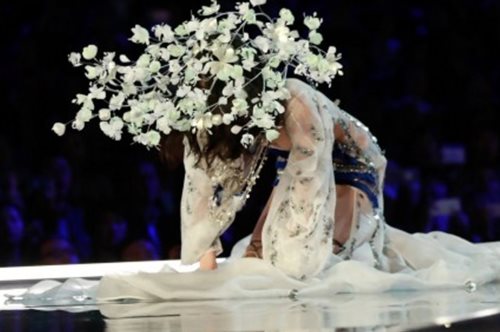 Στο σόου της Victoria's Secret μόλις έγινε το ένα πράγμα που δεν πρέπει να γίνει ποτέ σε πασαρέλα