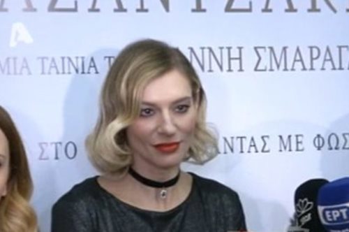 Photo bomber. Ο Κώστας Καραμανλής καταστρέφει συνέντευξη της Ζέτας Δούκα στο Παλλάς