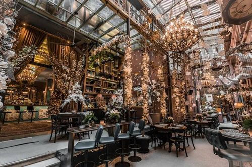 Το μαγαζί που έχει πάντα Χριστούγεννα ξαναστόλισε. Και φέτος έκανε την χρωματική έκπληξη