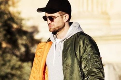 O Ρόμπερτ Πάτινσον προσγειώθηκε στην Ελλάδα και δεν θυμίζει σε τίποτα το αγόρι που ξέραμε