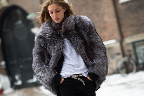 Τα μοναδικά παπούτσια που οι γυναίκες αγοράζουν περισσότερο από τις γόβες, αυτή τη στιγμή