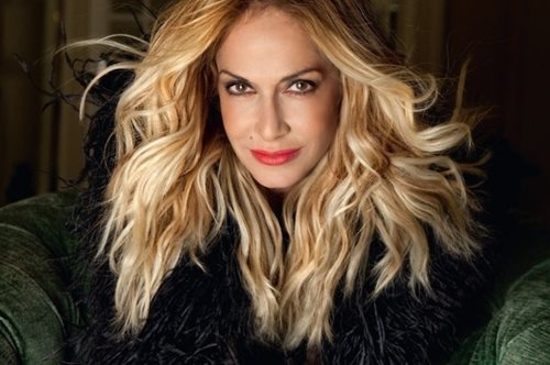 Η Άννα Βίσση τυλίγει ντολμαδάκια... live!