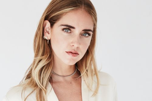 H Chiara Ferragni ποζάρει μόνο με το μαγιό της στον 6ο μήνα της εγκυμοσύνης της