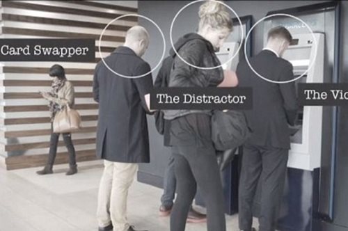 Δείτε πώς κλέβουν τα pin και λεφτά από κάρτες σε ATM