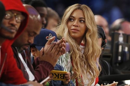 Η Μπιγιονσέ κυκλοφόρησε χριστουγεννιάτικο μπλουζάκι με την υπογραφή της αλλά δεν άρεσε σε κανέναν