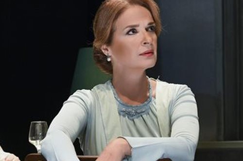 Με τις πιτζάμες τους. Η γλυκιά πόζα της Πέγκυς Σταθακοπούλου με την κόρη της κάτω από το έλατο