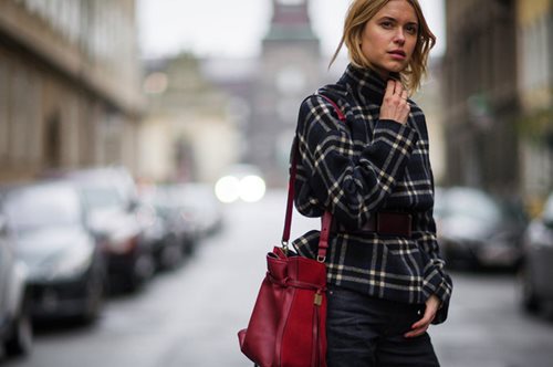 Το ανέξοδο στιλιστικό τρικ που κάνει στο λεπτό όλα τα ρούχα να δείχνουν πιο κολακευτικά 