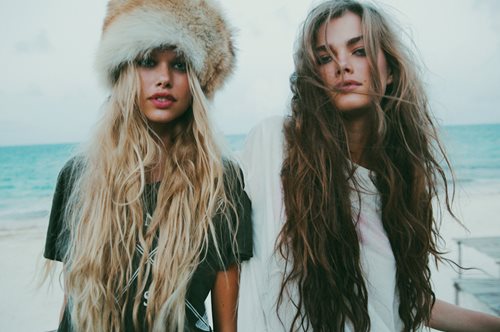 «Η ακατάστατη μπούκλα και ο Τρύφωνας με κράζει» λέει η blogger Gina και μας δείχνει ένα σέξι λουκ 