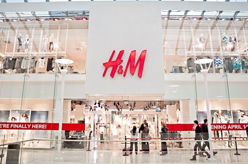 Τα H&M αναγκάστηκαν να αποσύρουν μπλούζα μετά από έντονες διαμαρτυρίες καταναλωτών