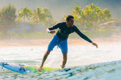Τυφλός σέρφερ κάνει το όνειρό του πραγματικότητα και δαμάζει τα κύματα