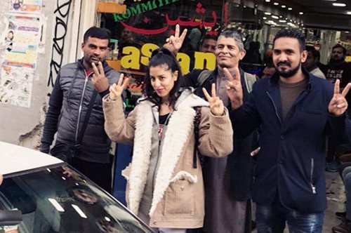 «Αναστατώθηκες φασίστα; Άντε γεια»: Η Μαρίνα Σάττι μαζί με Πακιστανoύς