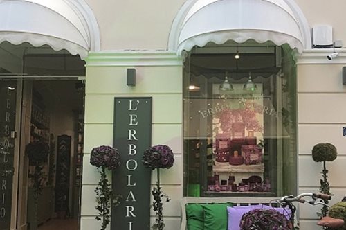 Η πιο ευωδιαστή γωνιά της Αθήνας με ιταλικά καλλυντικά βρίσκεται Ερμού και Καπνικαρέας