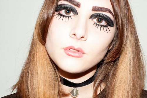 Η Νεφέλη κάνει 10 με 15 λεπτά να μακιγιαριστεί