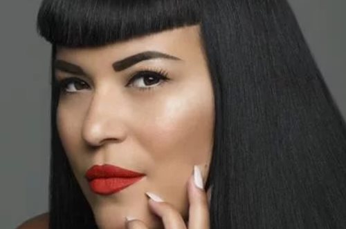 Η Μάγδα Αναστασοπούλου δοκιμάζει το νέο προϊόν για φρύδια, το Tattoo Brow της Maybelline