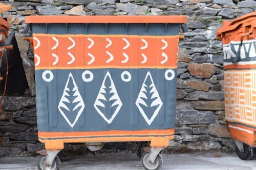 Άνδρος: Ζωγράφισαν τους κάδους σκουπιδιών και άλλαξαν την εικόνα του χωριού τους