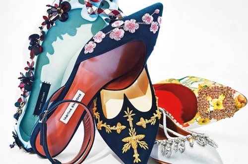 Οι κανόνες άλλαξαν, τα βράδια φοράμε εντυπωσιακά φλατ με κρύσταλλα.10+1 επιλογές για λαμπερά βήματα.