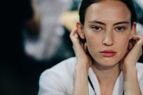 Η χειροποίητη κρέμα που αφαιρεί χρόνια από το λαιμό και τα χέρια και σε κάνει να φαίνεσαι νεώτερη