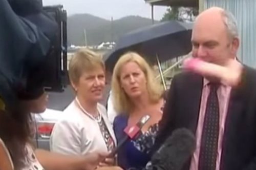 Πρωτότυπη διαμαρτυρία: Γυναίκα πέταξε δονητή σε Υπουργό