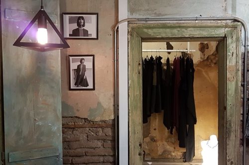 Ο πολυχώρος T.A.F στο Μοναστηράκι στηρίζει τους Έλληνες σχεδιαστές και τους φιλοξενεί στα taf rooms 