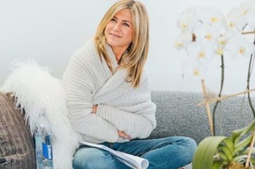 Η Τζένιφερ Άνιστον ποζάρει στους αγαπημένους χώρους του πολυτελούς σπιτιού της