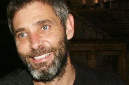 «Με είχαν διώξει από το σχολείο». Ο Θοδωρής Αθερίδης εξομολογείται τα δύσκολα εφηβικά του χρόνια