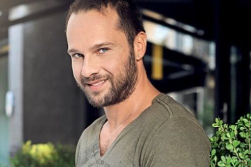 Ο Μέμος Μπεγνής ανοίγει το σπίτι του και μιλάει για τα λάθος πρότυπα με τα οποία έχουμε μεγαλώσει