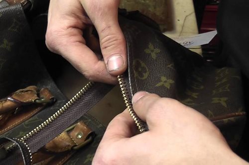 Και όμως η παλιά σου, αγαπημένη Louis Vuitton τσάντα μπορεί να γίνει καινούργια. Δες πως 