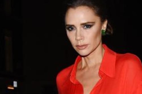 Η statement εμφάνιση της Βικτόρια Μπέκαμ με κόκκινο, μεταξωτό φόρεμα και απουσία σουτιέν 