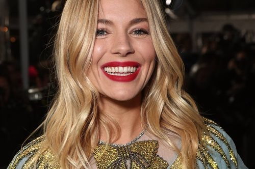 Ευχαριστούμε Σιένα Μίλερ που μας θύμισες αυτό το άνετο και οικονομικό στυλ smart παπουτσιών 