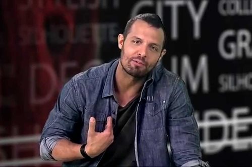 Ο Σάββας Πούμπουρας ανοίγει το πρόσφατα ανακαινισμένο σπίτι του