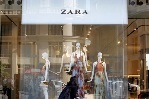 «Μην φορέσετε ποτέ κάτι χωρίς να το πλύνετε». Μία εργαζόμενη στα Ζara λέει αυτά που δεν γνωρίζαμε