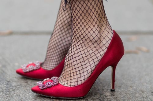 Aυτό είνα το έξυπνο κόλπο για να ανοίξεις τα παπούτσια σου σε 5 λεπτά