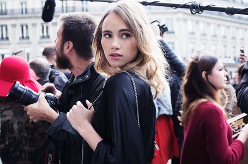 Ο απρόβλεπτος συνδυασμός δύο διαφορετικών items στο λουκ της Suki Waterhouse μας ενέπνευσε