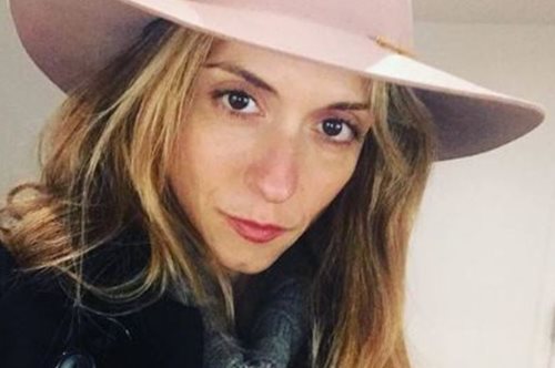 Η Σοφία Καρβέλα φωτογραφίζει το τρυφερό φιλί των γονιών της στο στόμα