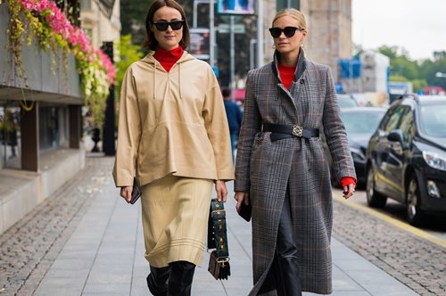 Σούπερ τάση του χειμώνα: Το μοναδικό ρούχο που επηρεάζει την εικόνα των μαλλιών μας