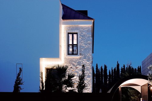 Η πανέμορφη, πολύχρωμη διώροφη κατοικία στο Κεφαλάρι που μοιάζει σα να χει βγει από το μέλλον