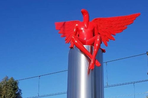 Η περίεργη τύχη του γλυπτού του έκπτωτου αγγέλου που προκάλεσε αντιφατικές αντιδράσεις στο Π. Φάληρο