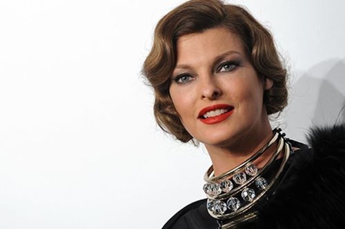 H Linda Evangelista έγινε γιαγιά στα 52 της και το ανακοίνωσε με την πιο τρυφερή ανάρτηση