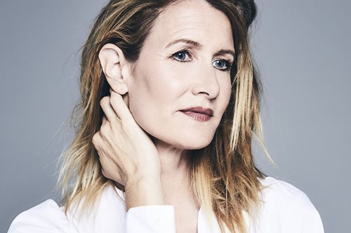 Η σαγηνευτική Laura Dern εντυπωσιάζει με φόρεμα Vasilis Zoulias σε μεγάλη πρεμιέρα στο Χόλιγουντ