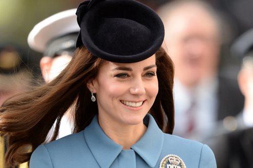 Πανικός στη Βρετανία με το μπλε παλτό της Kate Middleton