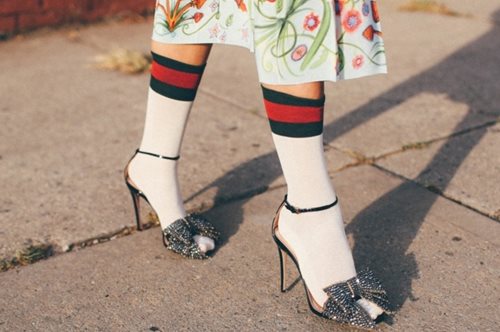 Υπάρχει μόνο ένας τρόπος να φορέσεις τα καλτσάκια με πέδιλα το χειμώνα και να μην κάνεις λάθος 