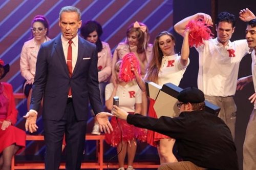 Πέτρος Κωστόπουλος: Οι πρώτες φωτογραφίες του στη σκηνή από την πρεμιέρα του Grease