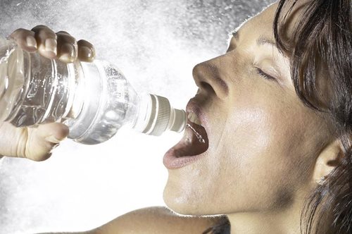 Tι είναι το ωμό νερό; Το νερό της νεότητας μπορεί να οδηγήσει ακόμα και σε θάνατο