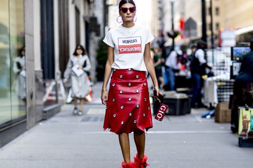 Ίσως αυτός είναι ο μόνος τρόπος να φορέσεις το T-Shirt σου αυτό το χειμώνα 