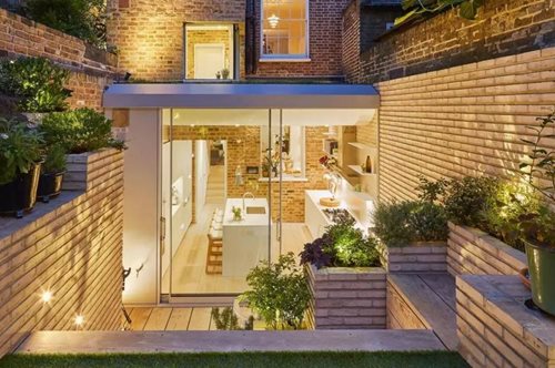 Ένα ερειπωμένο για 80 χρόνια υπόγειο διαμέρισμα μετατράπηκε σε μία πολυτελή, οικογενειακή κατοικία