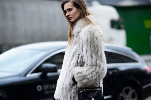 To στιλιστικό τρικ που εφαρμόζουν όλες οι καλοντυμένες γυναίκες στο ντύσιμο γραφείου