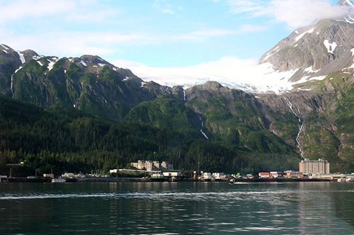 Whittier: Η περίεργη πόλη που όλοι οι κάτοικοι ζουν στο ίδιο σπίτι